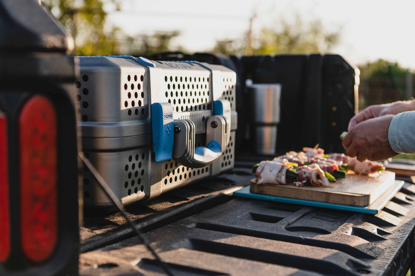 NOMAD Grill & Smoker